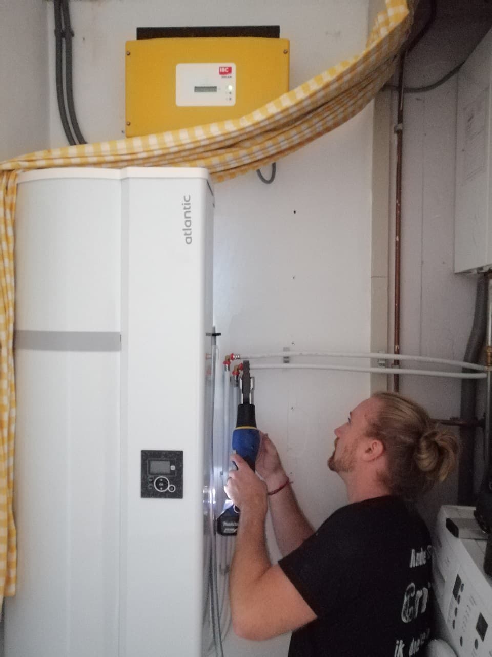 Monteur Yannick aan het werk bij Atlantic boiler
