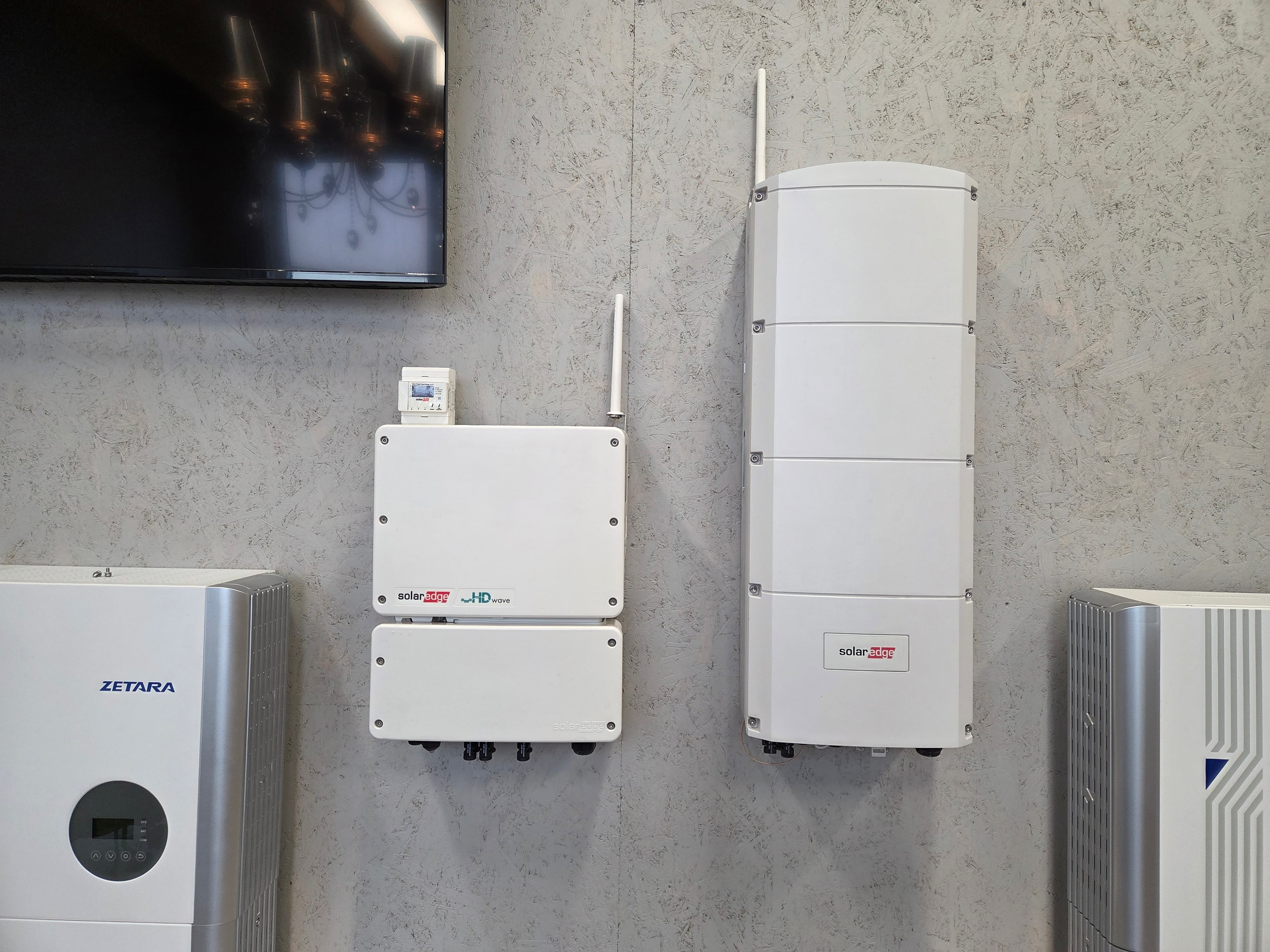 Solaredge omvormers: enkelfase links, driefase rechts