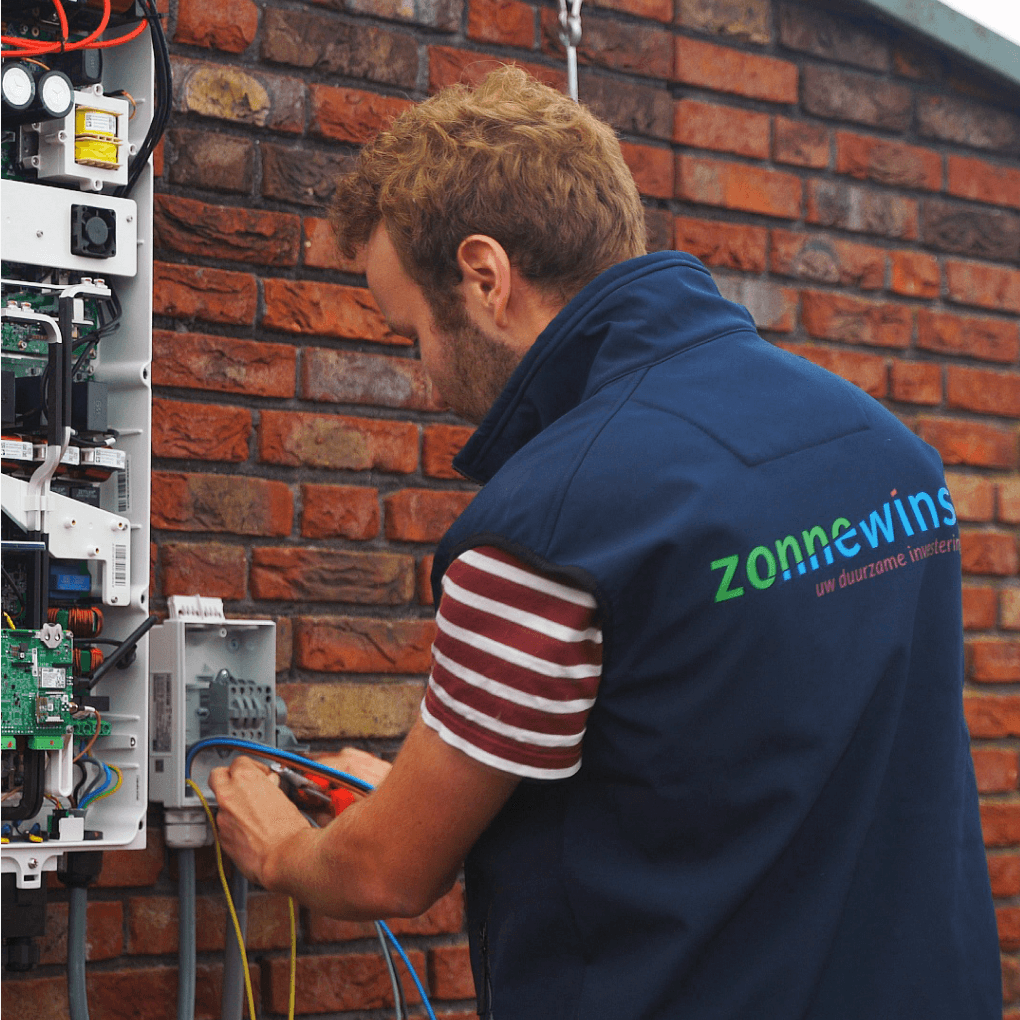 Zonnewinst installatie door monteur